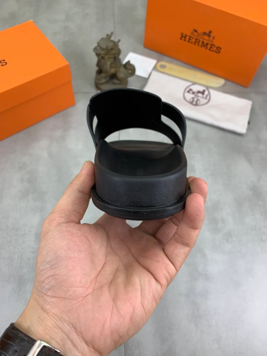 Men's shoes 💰P440 New [HERMES] high-end quality new Hermès slippers, made of imported cross-grain calfskin, wear-resistant and non-slip rubber outsole. Fashionable and elegant code number: 39-44 (38 45 46 customized)